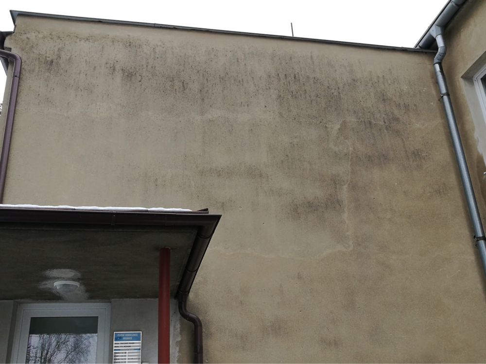 7. Nezateplené stěny domu. Zdivo CDM blok tl. 375mm s vápenocementovou omítkou, štukovaným povrchem a břízolitovým povrchem bez ochranného nátěru.