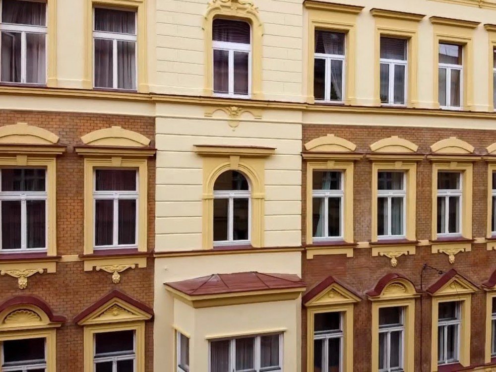 Ukázka realizace zateplení fasády bytového domu v Praze 5