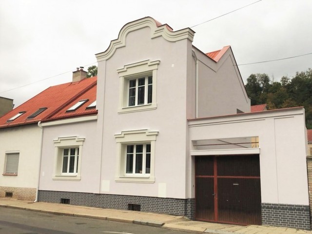 Obrázek 1 pro referenci Zatepleni fasády s instalací dekorativních prvků Kralupy nad Vltavou | STAVBA 181027